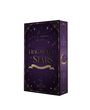 Ein Buchumschlag in Lila und Gold mit dem Titel: "FRAGMENTS OF STARS". Verziert mit Sternbildern und einem Halbmond.
