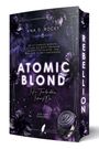 "ATOMIC BLOND", lila Blumen, Rauchhintergrund. Ring mit "M". Linker Text zu verbotener Liebe, rechter Rand "REBELLION".