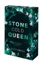 Auf einem dunklen Hintergrund steht „STONE COLD QUEEN“. Umgeben von Schlangen und weißen Blüten.