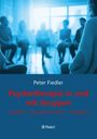 „Peter Fiedler: Psychotherapie in und mit Gruppen“ steht in einem blauen Bereich. Oben sitzen Menschen unscharf im Kreis.