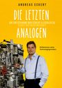 "Andreas Eckert: Die letzten Analogen" über eine Maschinenansammlung, Person im Hemd mit Hosenträgern, gelber Hintergrund.