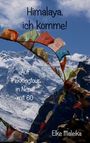 "Himalaya, ich komme! Auf Trekkingtour in Nepal mit 60" und "Elke Maleika". Berglandschaft mit bunten Gebetsfahnen.