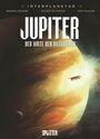 Oben stehender Text: "Interplanetar, Bruno Lecigne, Xavier Dujardin, Afif Khaler". 

Großer Titel: "JUPITER". 

Untertitel: "Der Hirte der Asteroiden". 

Illustration eines Raumschiffs vor dem Planeten Jupiter mit leuchtender Atmosphäre.