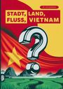 Text: "STADT, LAND, FLUSS, VIETNAM". Im Hintergrund eine Landschaft, Berge und grüne Felder mit Fragezeichen.