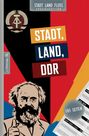 "STADT, LAND, DDR" in bunten Rechtecken. Oben ein DDR-Emblem. Unten eine Illustration von Karl Marx mit einem Daumen hoch.
