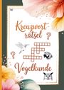 "Kreuzworträtsel Vogelkunde" in geschwungener Schrift, umgeben von Blumen und Vögeln: Kolibri, Papagei, Eule.