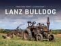 LANZ BULLDOG 2027. Tradition trifft Leidenschaft. Alter Traktor steht auf einem Feld, bewölkter Himmel im Hintergrund.