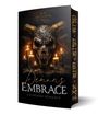 Text: „D.S. Wrights, Demon's Embrace, Grimdark Romance.“ Ein Schädel mit Hörnern, umgeben von brennenden Kerzen.