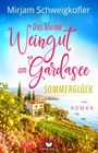"Das kleine Weingut am Gardasee. Sommerglück. Roman." Malerische Landschaft mit See, Haus, Zypressen und Zitronenbäumen.