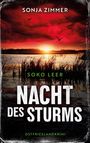 Oben: "Sonja Zimmer", unten: "Nacht des Sturms", darunter "Ostfrieslandkrimi". Abendroter Himmel über See und Schilf.