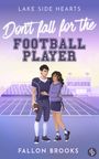 "Buchtitel: Don't Fall for the Football Player von Fallon Brooks. Illustration: Ein Paar steht auf einem Footballfeld."