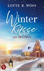 Text: "Lotte R. Wöss, Winterküsse mit Meerblick." Schneebedecktes Haus am Meer, leuchtende Lichter, winterliche Szene.