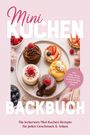 „Mini Kuchen Backbuch“: Fünf kleine Törtchen auf einem Teller, dekoriert mit Früchten und Schokolade.