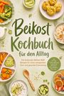 "Beikost Kochbuch für den Alltag" in großen Buchstaben. Verschiedene gesunde Gerichte und Zutaten, wie Gemüse und Pancakes, arrangiert.