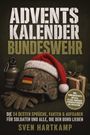 "Adventskalender Bundeswehr. Die 24 besten Sprüche, Fakten & Aufgaben für Soldaten und alle, die den Bund lieben. Sven Hartkamp." Vor einem dunkelgrünen Hintergrund liegt eine Feldflasche mit "Dienst Ehre Vaterland", ein Helm mit Santamütze, Handschuhe und ein Geschenk mit Tannenzweigen.
