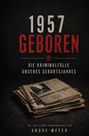 „1957 Geboren: Die Kriminalfälle unseres Geburtsjahres“. Ein Stapel alter Zeitungen auf dunklem Hintergrund.