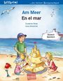 "Am Meer" und "En el mar" in Blau, darunter Susanne Böse und Irene Brischnik. Kinder bauen Sandschloss am Strand.