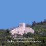 Text: "Historischer Geburtstagskalender". Eine Burg auf einem bewaldeten Hügel unter klarem blauem Himmel.