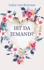 „IST DA JEMAND?“, darunter ein Herz aus Blumen, oben steht „Luisa von Bertram“, Blumen und Blätter als Rahmen.