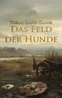 Text: "Tobias David Gloor, Das Feld der Hunde." Verlassene Kampfszene mit zerstörtem Schild und Karren auf feuchtem Feld.