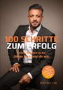 "100 SCHRITTE ZUM ERFOLG. Erfolg beginnt in dir. Dieses Buch zeigt dir wie." Ein Mann im Anzug sitzt selbstbewusst.
