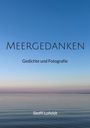 "Meergedanken: Gedichte und Fotografie" von Steffi Lofeldt. Ein ruhiges Meer bei Sonnenaufgang unter klarem Himmel.