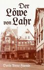 Text: "Der Löwe von Lahr" und "Doris Anna Haenle". Historische Gebäude in schwarz-weiß, Menschen auf der Straße.
