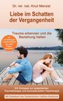 Titel: Liebe im Schatten der Vergangenheit. Zwei Menschen sitzen nachdenklich auf einem Steg am Wasser.