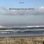 "Beziehungsweise du und ich" steht über einer Strand- und Meereslandschaft mit Wellen und Holzzaun im Vordergrund.