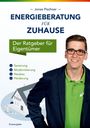 „ENERGIEBERATUNG FÜR ZUHAUSE: Der Ratgeber für Eigentümer“. Ein Mann lächelt, ein Haus mit Solarpanel im Hintergrund.