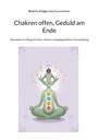 Text: "Chakren offen, Geduld am Ende. Überleben im Alltag mit Herz, Humor und gelegentlicher Verzweiflung." Illustration: Ein meditierendes grünes Wesen mit Fragezeichen umgeben. Symbole auf seinem Körper repräsentieren Chakren.