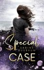 "Special Case Sabine Buxbaum" in goldener Schrift. Eine Person mit wehendem Haar blickt aufs Meer, umgeben von lila Sprenkeln.