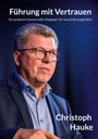 „Führung mit Vertrauen“, Ratgeber für Führungskräfte. Darunter der Name Christoph Hauke. Mann mit Brille und Anzug.