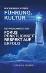 Buchcover mit Text: "Noch ein Buch über Führung & Kultur". Digitaler Leuchtturm auf einem abstrakten, blauen Hintergrund.