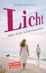 „Licht über dem Achterwasser“, „Ein Usedom-Liebesroman“. Eine Frau am Strand, ein Hund, ein Mann am Wasser.