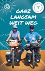 Text: "Ganz langsam weit weg", "Annkathrin Kaßner & Nico Ladewig", "Band 1". Zwei Radfahrer mit Gepäck vor gezeichnetem Himmel.