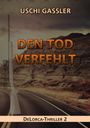 Text: "Uschi Gassler", "Den Tod verfehlt", "DeLorca-Thriller 2". Eine Straße führt durch eine karge Hügellandschaft.