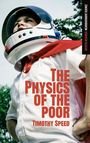 "THE PHYSICS OF THE POOR" in Rot. Kind mit selbstgebasteltem Astronautenhelm und rotem Cape, Bäume im Hintergrund.
