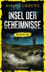 Titel: "Insel der Geheimnisse - Borkum". Autor: Nina Lübbers. Kategorie: Psychothriller. Dünenlandschaft mit Leuchtturm.