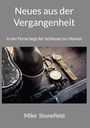 Buchtitel: "Neues aus der Vergangenheit". Untertitel: "In der Ferne liegt der Schlüssel zur Heimat". Name: Mike Stonefield. Oben Vintage-Reiseutensilien.