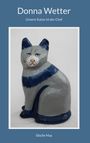 „Donna Wetter. Unsere Katze ist der Chef.“ Darunter eine bemalte Katzenskulptur in Grau und Blau. "Sibylle May".