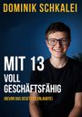 "Dominik Schkalei. Mit 13 voll geschäftsfähig (bevor das Gesetz es erlaubte)." Junge, lachend, mit Brille, blauer Hintergrund.