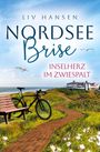 „Liv Hansen; Nordsee Brise; Inselherz im Zwiespalt.“ Parkbank, Fahrrad, Meer, geschwungener Weg, Haus auf Hügel.