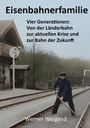 Aufschrift: "Eisenbahnerfamilie. Vier Generationen: Von der Länderbahn zur aktuellen Krise und zur Bahn der Zukunft." Ein Mann in Uniform arbeitet auf Gleisen vor einem Bahnhof.