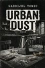 „GABRIJEL TOMIC URBAN DUST ROMAN“ vor einer Bar. Metronom, Glas, Aschenbecher auf einem rustikalen Tisch.
