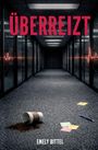 "ÜBERREIZT", "EMELY BITTEL". Ein langer, dunkler Flur mit zersprungenen Fenstern, ein umgekippter Kaffeebecher und Zettel auf dem Boden.