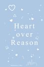 „Heart over Reason“, blauer Hintergrund, weiße Herz-Symbole, Laptops, ein Stadt-Silhouette.