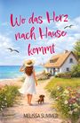 „Wo das Herz nach Hause kommt“ in roter Schrift. Eine Frau in einem weißen Kleid und Hut geht mit einem Hund am Strand.