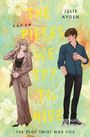 Ein Buchcover mit "THE PIECES WE TRY TO HIDE" in gelber Schrift. Zwei Personen im Anzug und Hemd mit Getränken.