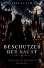 Titel: "Beschützer der Nacht". Düstere Silhouetten vor gotischen Gebäuden, Vollmond und ein Werwolf auf einem Dach.